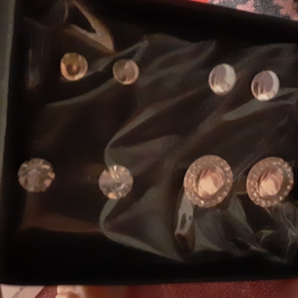 Avon Tritone Stud Earring 4pc Set $12 Free Gift With Purchase - Picture 9 of 10